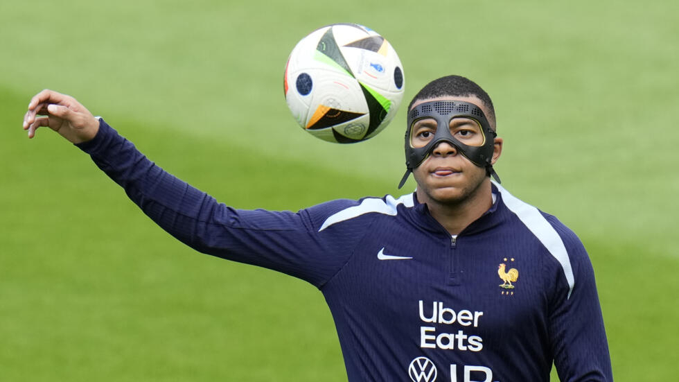 Kylian Mbappe Kapten Prancis Pakai Topeng Zoro